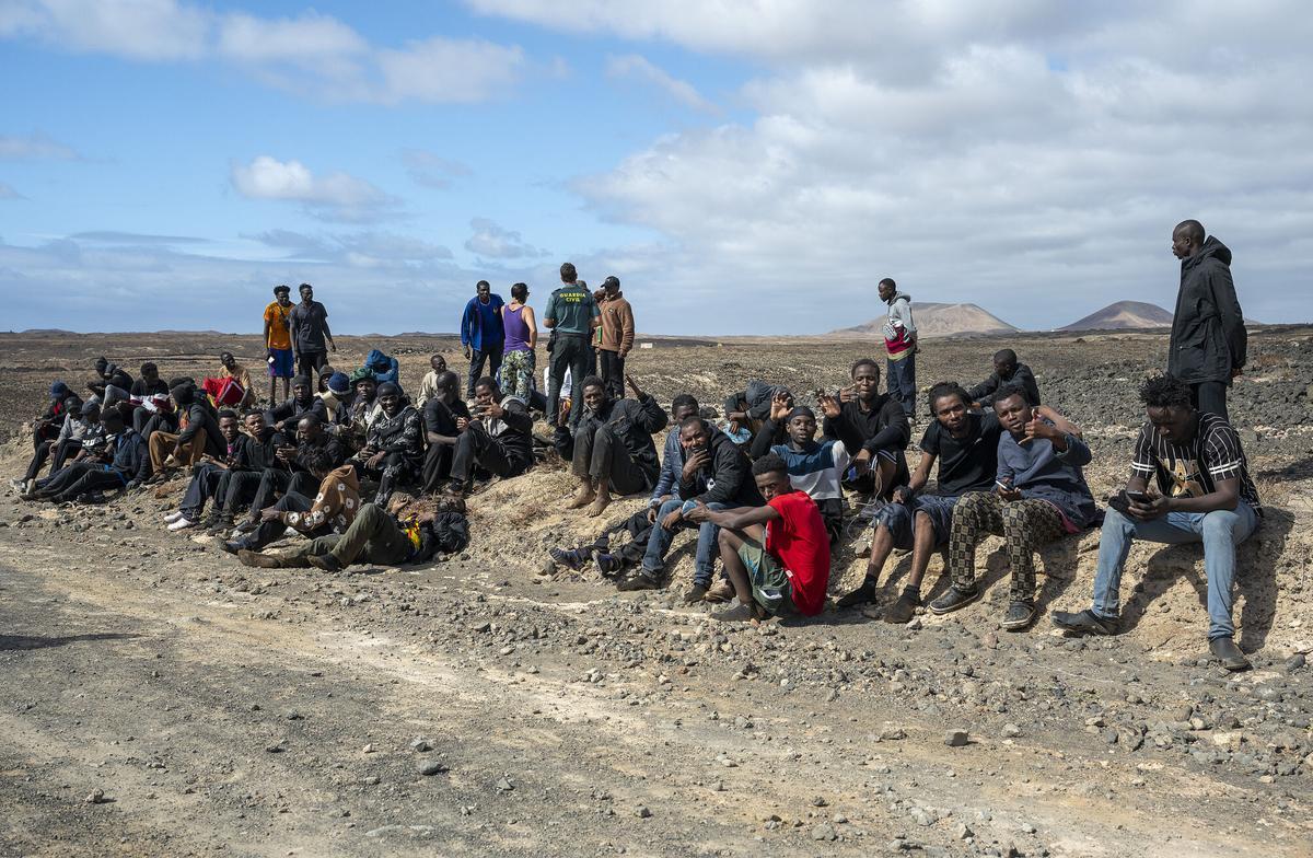 Una neumática con unos 50 migrantes llega a la costa de Teguise (Lanzarote) Una neumática con unos 50 migrantes llega a la costa de Teguise (Lanzarote)