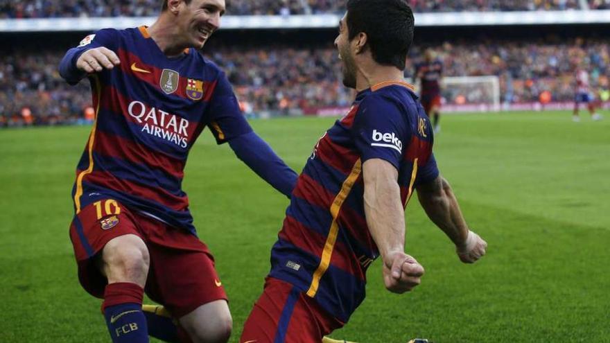 Messi y Luis Suárez se abrazan tras el segundo gol del Barcelona. // Efe