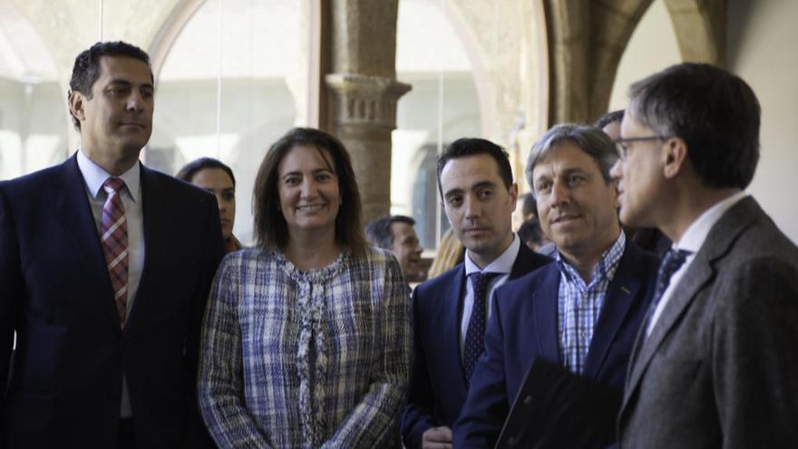 Josefa García junto al alcalde de Benavente, Luciano Huerga, durante la visita.