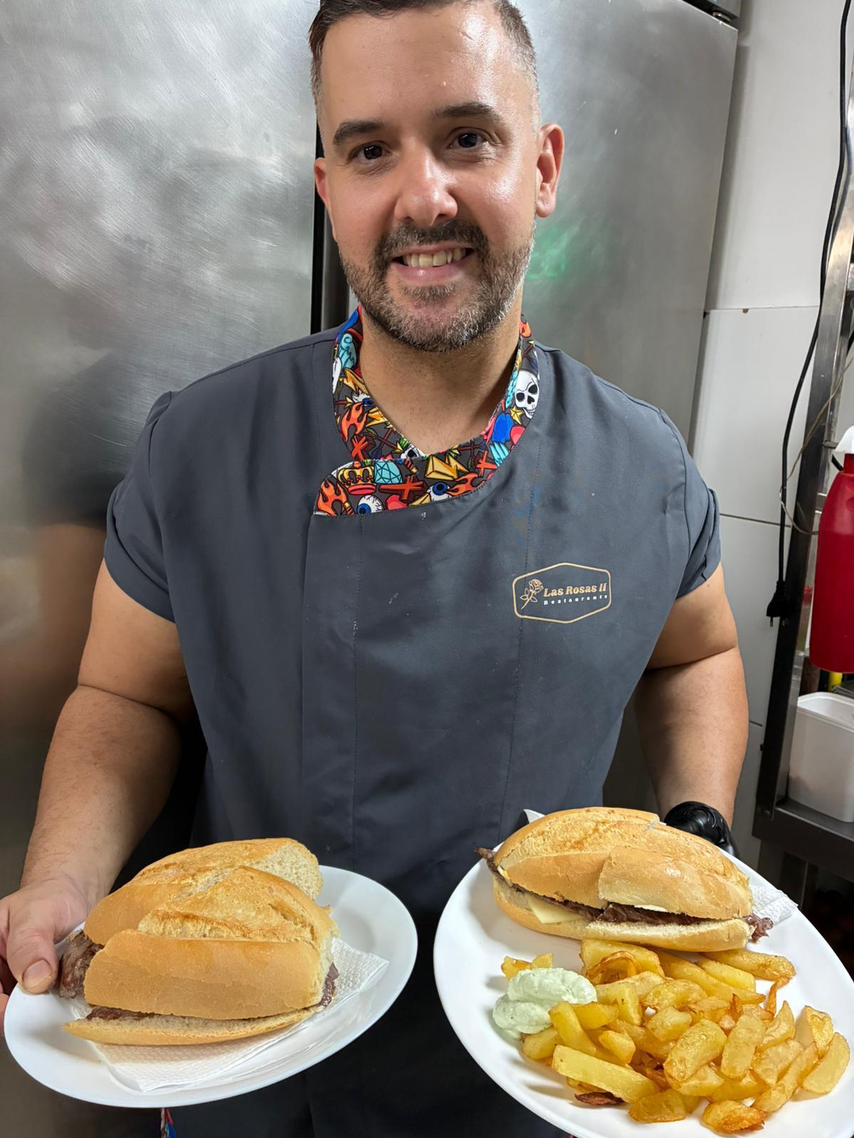 Javier, con bocatas y estrellas de su local.