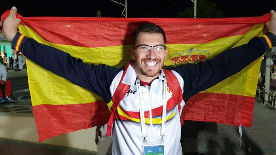 Héctor Cabrera celebra la medalla de plata.