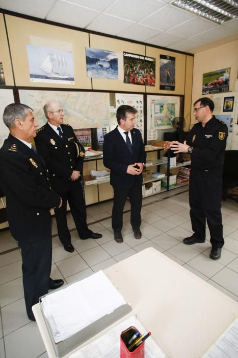 Visita del director general de la Policía, Gabino de Lorenzo y el Jefe Superior de la Policía de Asturias a la comisaría de Policía Nacional de Avilés