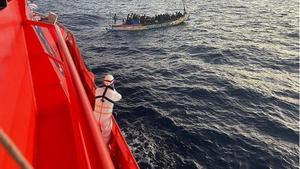 Rescate de un cayuco con 103 personas a bordo por el buque Guardamar Calíope en las proximidades de Arguineguín (Gran Canaria) el 23 de julio.