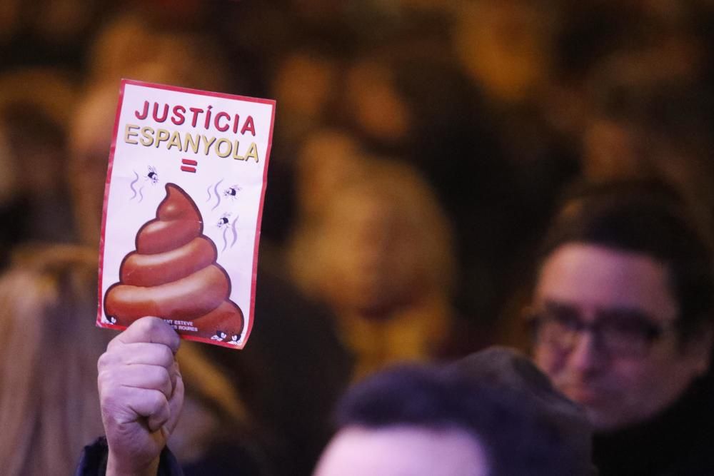 Concentració contra les detencions d'activistes pels talls de les vies de l'AVE en l'anviersari de l'1-O