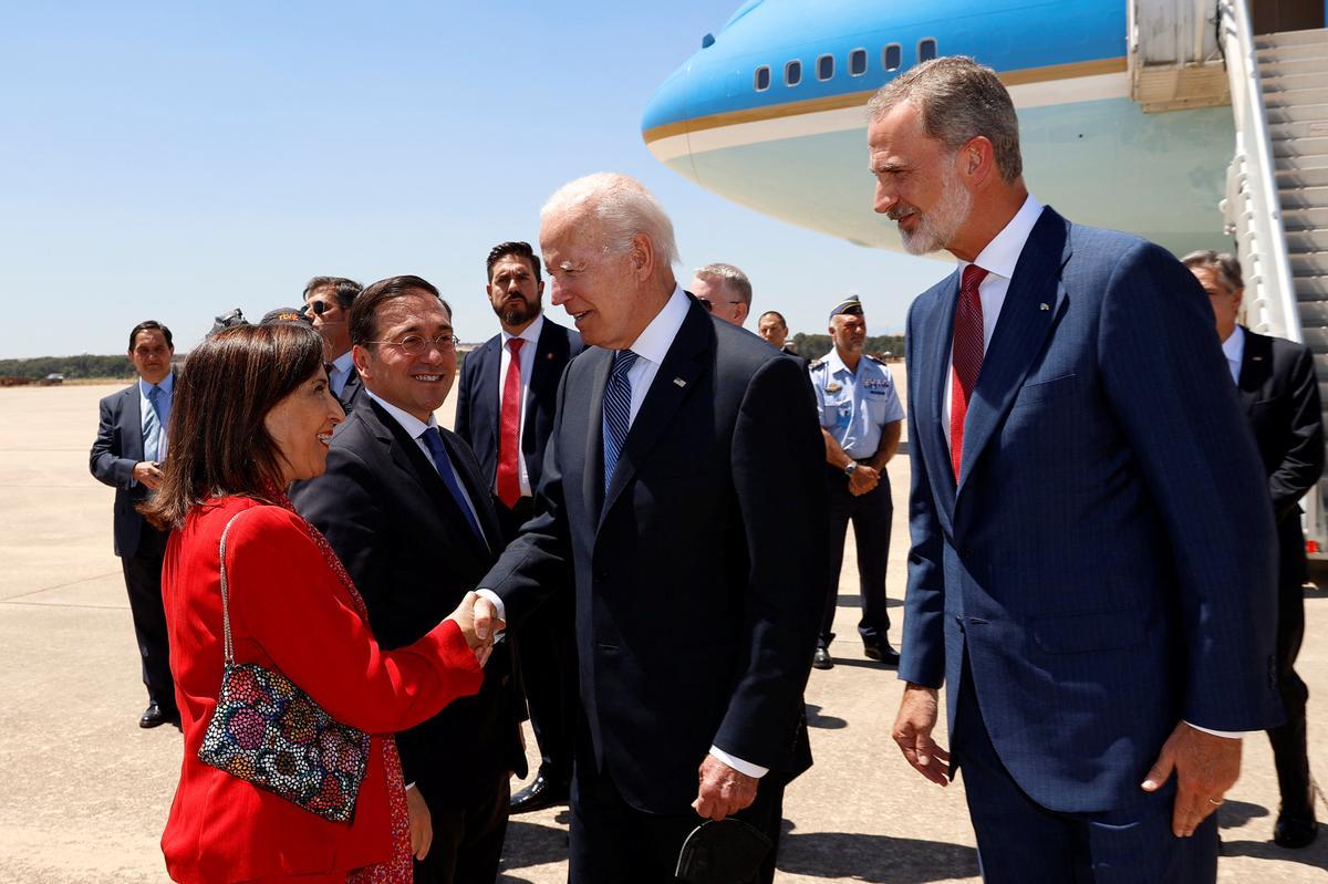 El Rey y los ministros de Exteriores y Defensa, José Manuel Albares y Margarita Robles, reciben a Joe Biden en la base de Torrejón de Ardoz. 