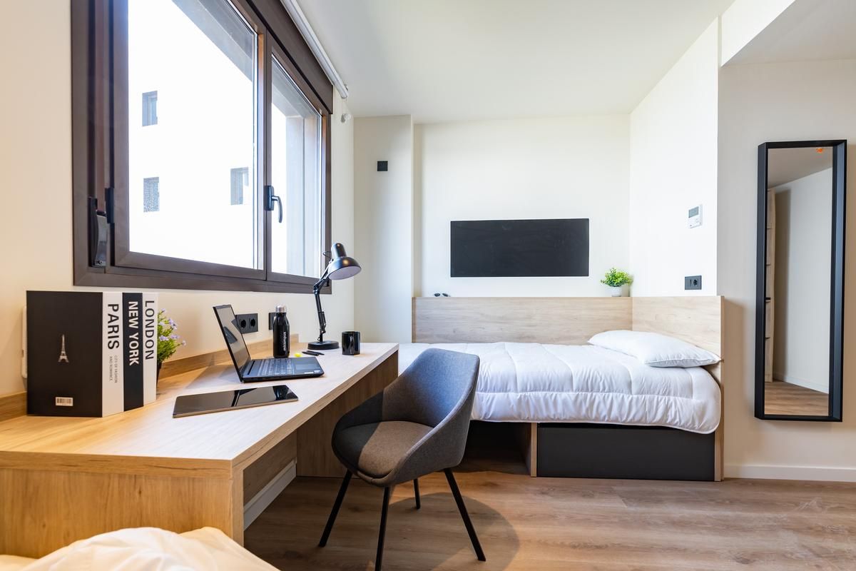 Entre el tipo de alojamiento disponible se encuentran habitaciones dobles, individuales e individuales