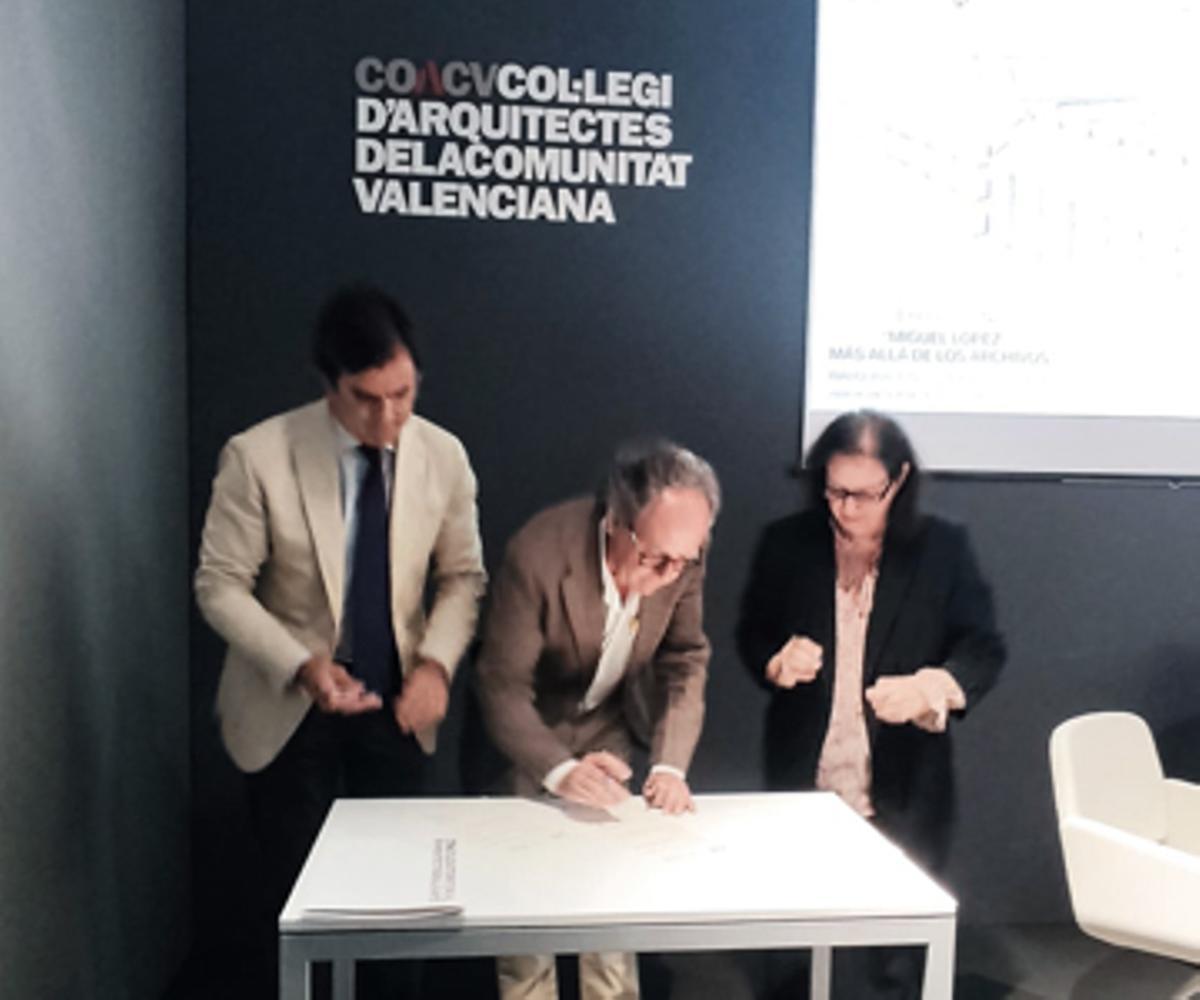 Pilar Tébar, Emilio Vicedo y Miguel López en el Colegio de Arquitectos