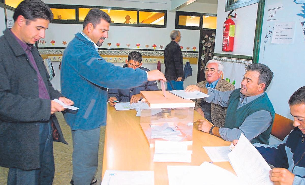 Votos en la mesa electoral de La Hoya (Lorca), en noviembre de 2002.