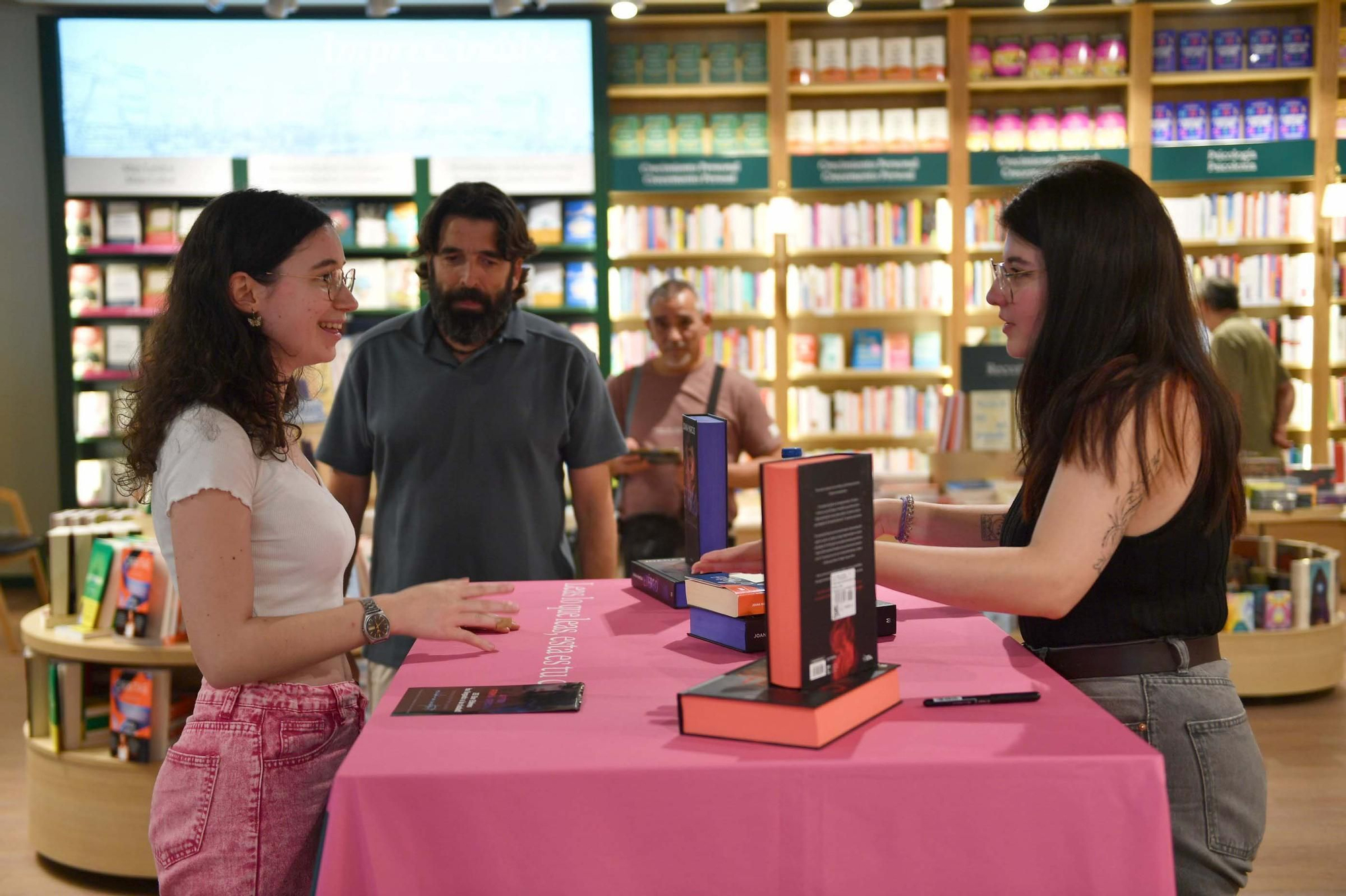 Colas en A Coruña para la firma de libros de Joana Marcús