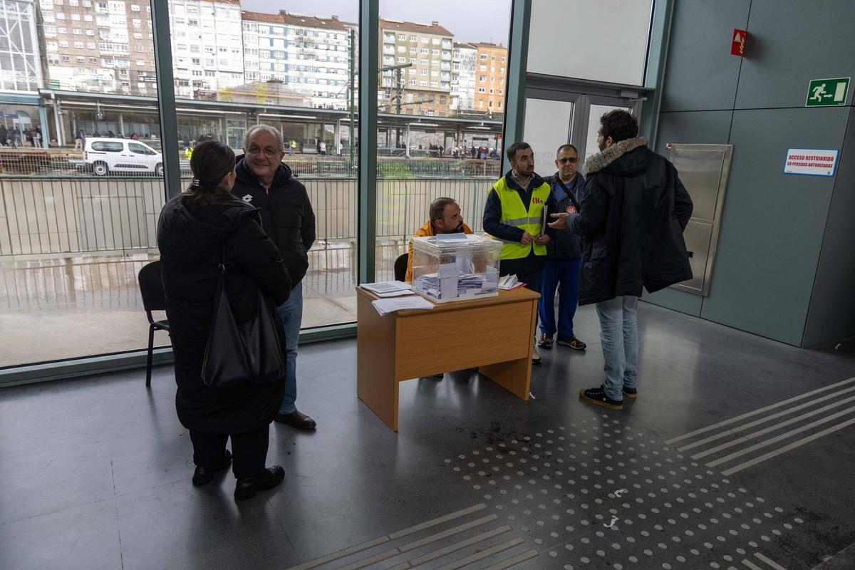 Urna instalada, este miércoles, en la estación intermodal de Santiago para que los trabajadores del transporte de viajeros trasladasen su voto sobre el preacuerdo.