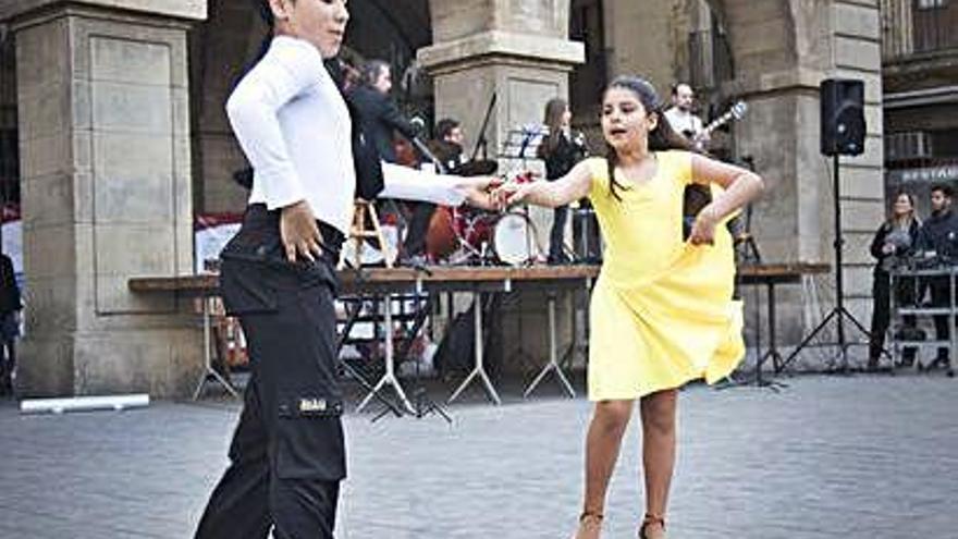 Dos joves del Swing ballen al ritme dels intèrprets de Musilloc