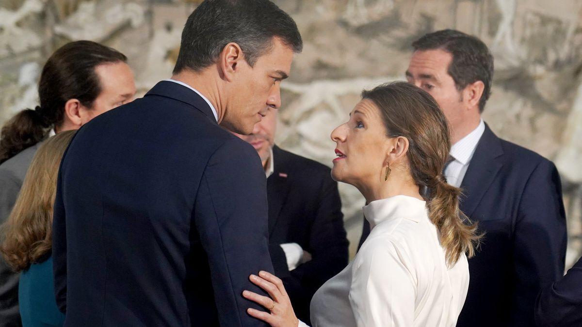 Pedro Sánchez, presidente del Gobierno junto a Yolanda Díaz, preside el acto de firma del Acuerdo sobre Salario Mínimo.