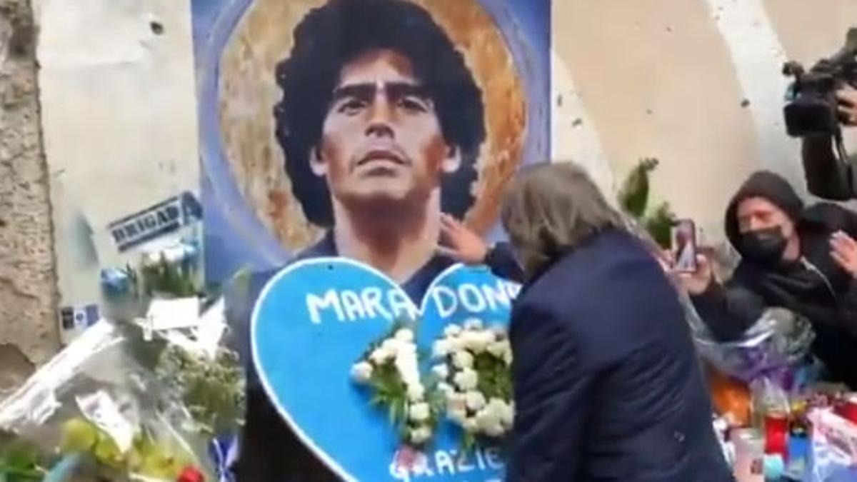 Emotivo homenaje de la Roma en Nápoles a Maradona