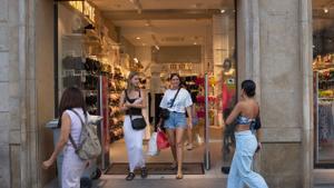 Gente de compras en tiendas del centro de Barcelona, este verano