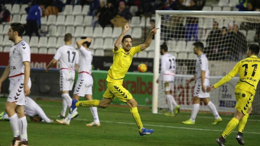 Toché celebra el segundo gol que le marcó al Albacete en el Carlos Belmonte.