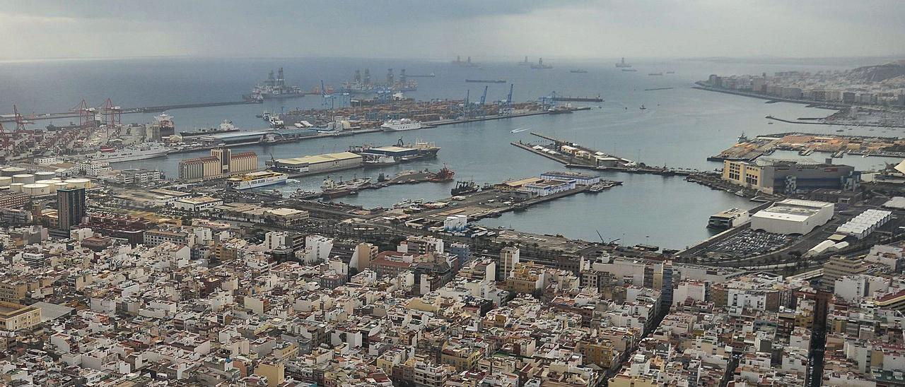 Los muelles y las dársenas del Puerto de Las Palmas, vistos desde el aire. |