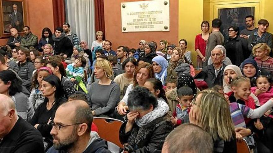 Aspecte del saló de sessions de l&#039;ajuntament de Manresa, ahir al vespre, ple de famílies de l&#039;escola