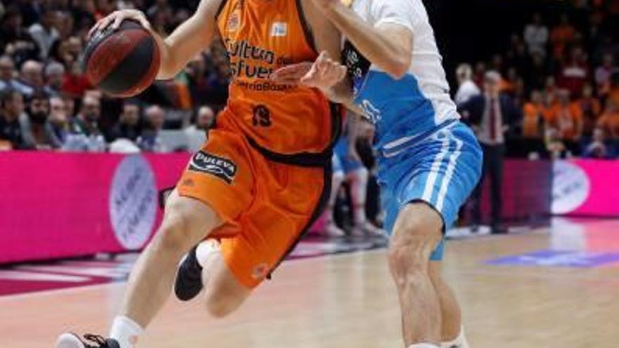 San Emeterio entra a canasta ante David Navarro, ayer.