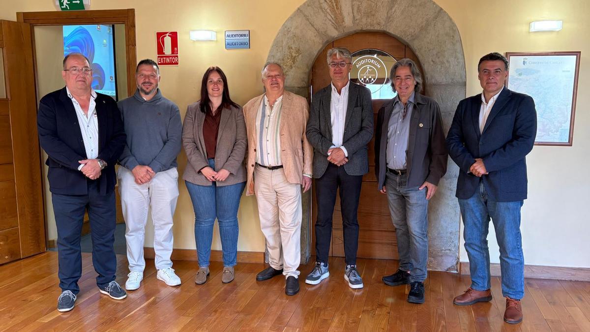 Por la izquierda, Joaquín Fernández, los concejales Ángel Menéndez y Tania Rodríguez, José Luis Murcia, Lluís Tolosa, Joaquín Gálvez y el alcalde, José Luis Fontaniella, ante el auditorio municipal antes del inicio de la jornadas.