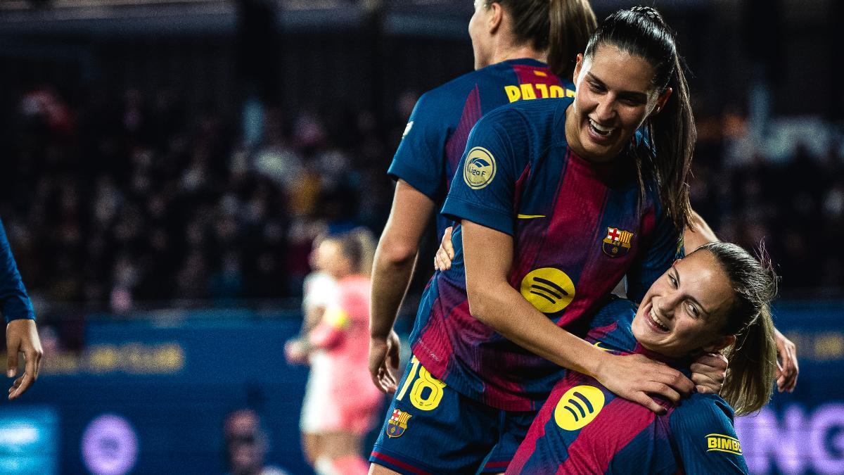 Carla Julià celebra con Kika su gol ante el Madrid CFF