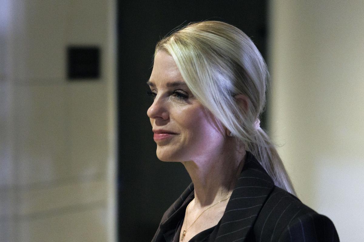 Trump destitueix la seva lleial fiscal general, Pam Bondi, pel cas Epstein