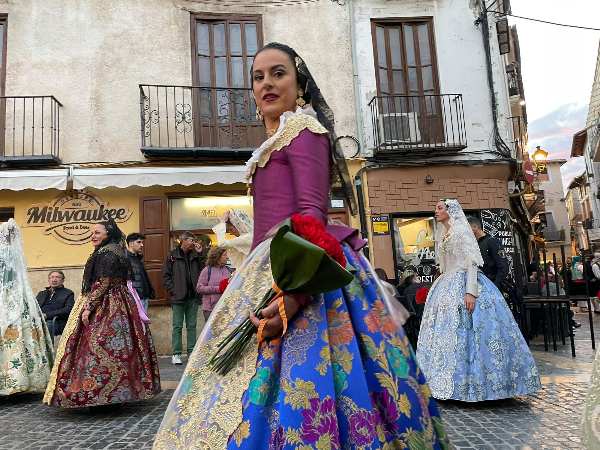 Más de 2.000 falleros y falleras participan en la Ofrenda de Xàtiva a la Mare de Déu de la Seu