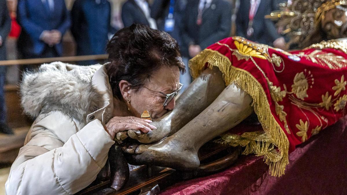 Devotos veneran el Crist de la Sang