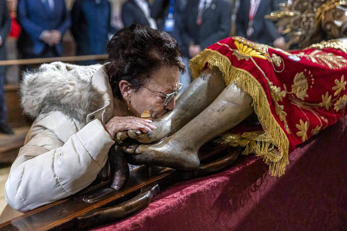 Devotos veneran el Crist de la Sang