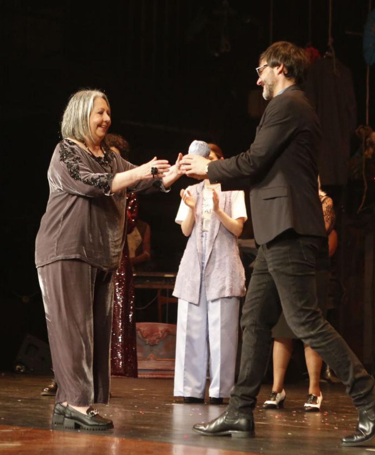 Cloti Vaello recibe o premio de honra das mans de Xosé Barato, na gala en A Coruña.   | // IAGO LÓPEZ