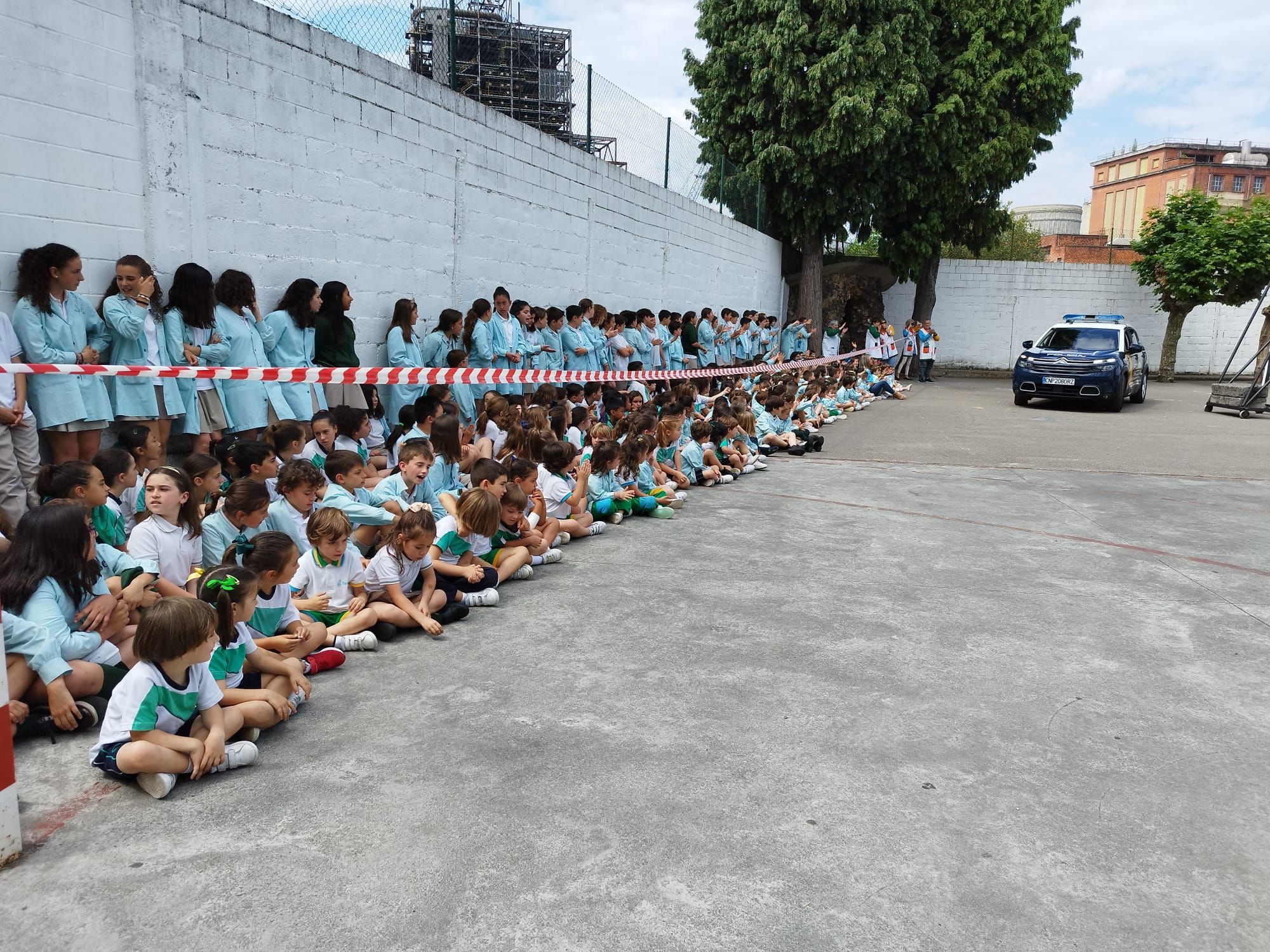 Exhibición de la Policía Nacional en el colegio Beata Imelda de La Felguera