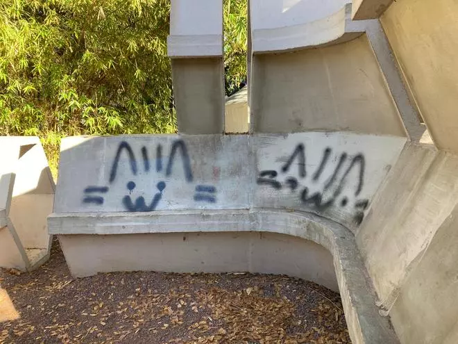 Pintadas en la obra ‘Homenaje a Gaudí’