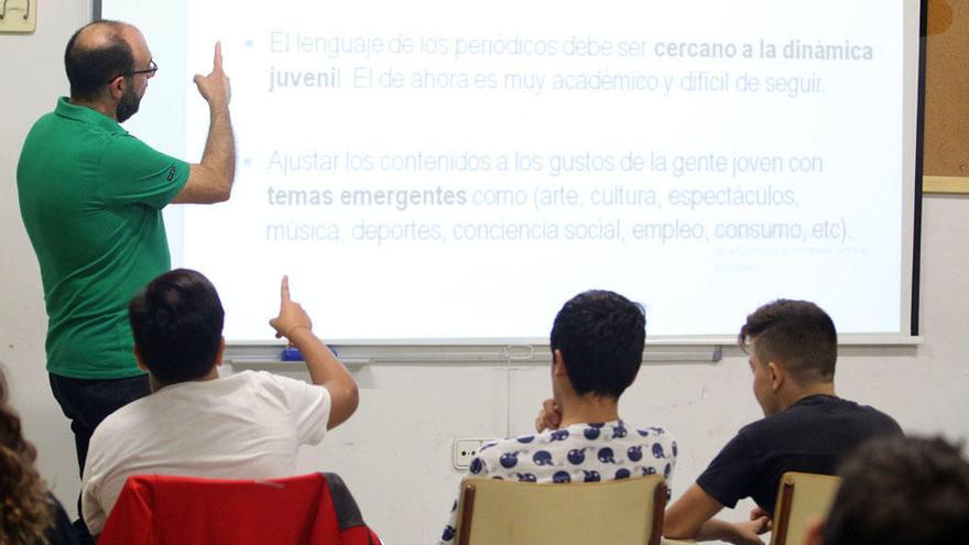 Alumnos de 3º de la ESO del Politécnico, durante el taller de La Opinión sobre la prensa escrita.