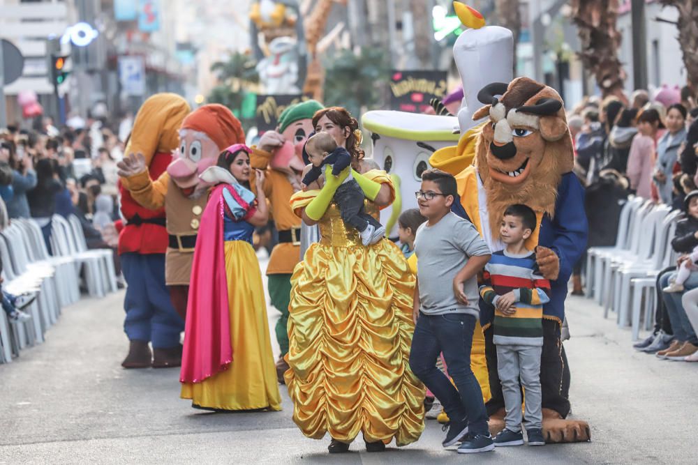 El Desfile Infantil recorrió la calle Ramón Gallud, en el centro de Torrevieja, en uno de los actos más populares de las fiestas patronales en honor a la Purísima