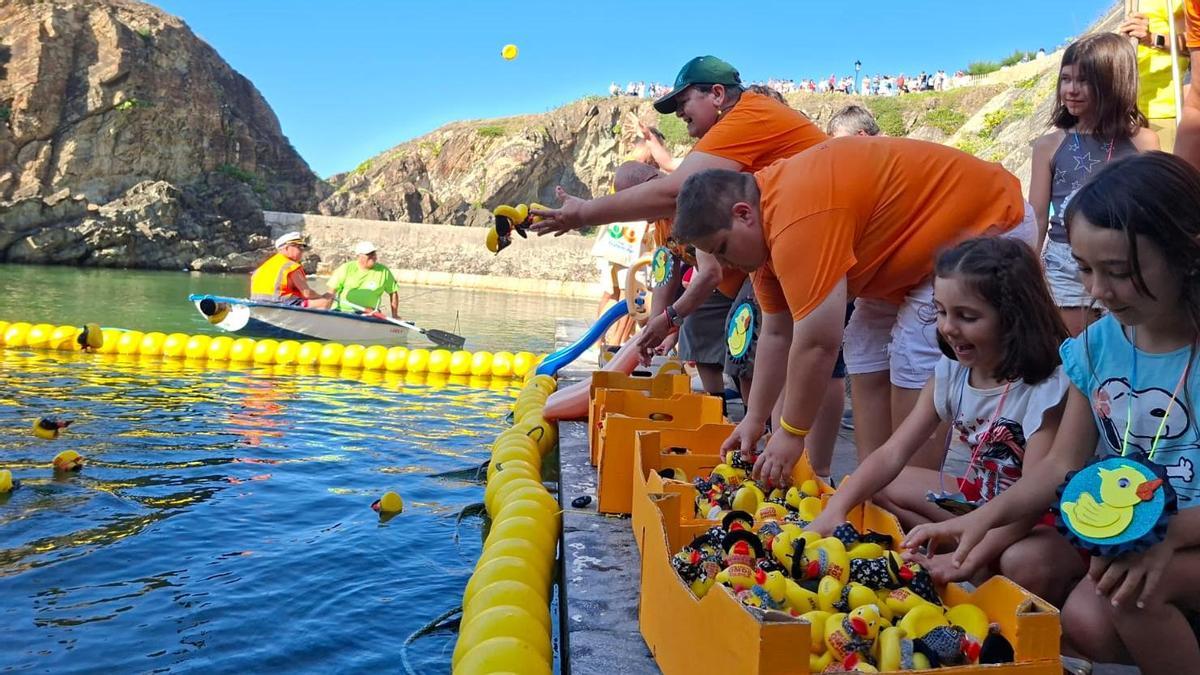 Marea solidaria en Tapia: Os Mismos de Sempre celebra su tercera patoleada solidaria