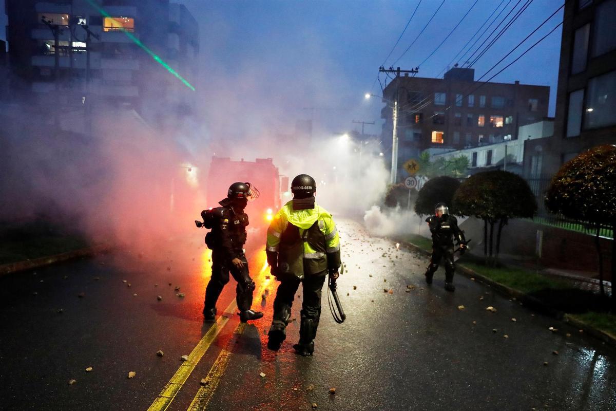Antidisturbios se enfrentan a manifestantes que llegan al barrio donde tiene su residencia el presidente de Colombia Iván Duque, durante una jornada de protestas contra la reforma tributaria, hoy en Bogotá.