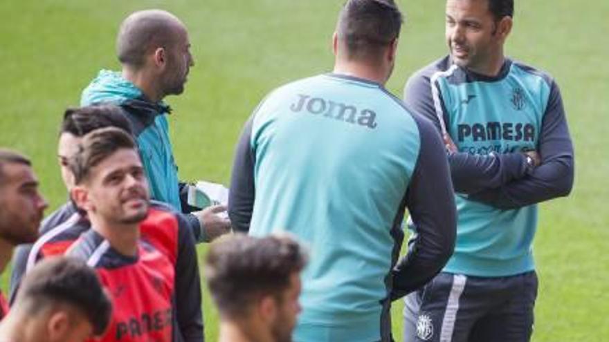 Javi Calleja, técnico del Villarreal, con sus ayudantes Luismi Loro y Xisco Nadal.