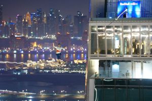 Jaan Roose, en plena caminata sobre la cuerda floja en el nuevo récord mundial de ’slackline’ entre las Iconic Towers de Doha. / Vídeo: Red Bull.