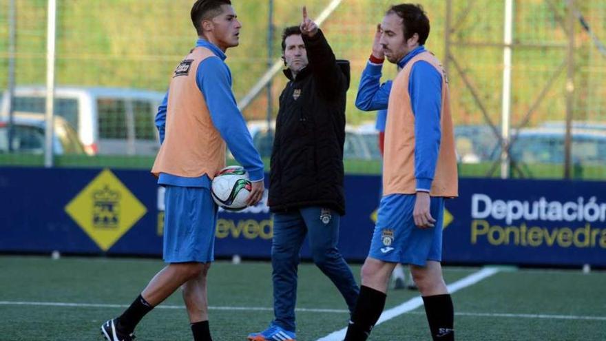 Luisito da órdenes en un entrenamiento a Hugo y Jacobo. // Rafa Vázquez