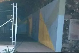 Roban por segunda vez una puerta de acceso al polideportivo de San Andrés