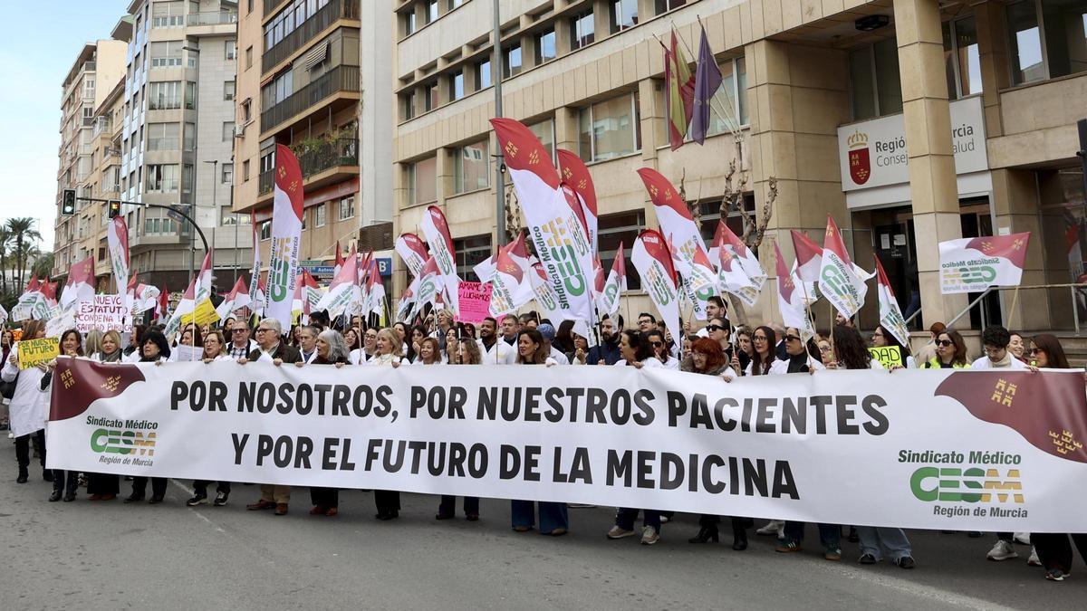Protesta de médicos ante las puertas de la Consejería de Sanidad, el pasado mes de febrero