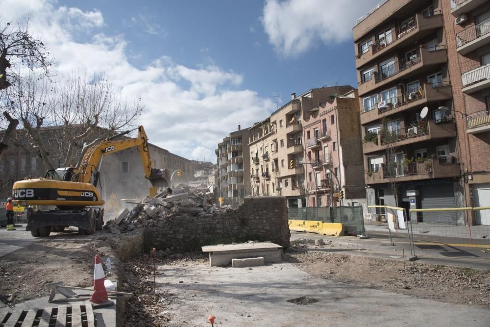 Adeu a l'estació elèctrica que encotillava les obres de la Fàbrica Nova