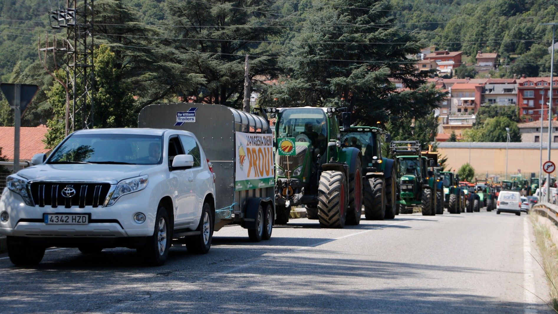 Los tractores circulando por la C-26 en Ripoll, este jueves.