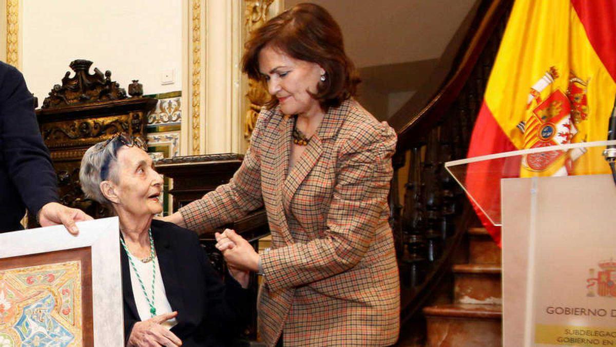 Mariluz Escribano conversa con Carmen Calvo tras recibir el X Premio de las Letras Andaluzas Elio Antonio de Nebrija.