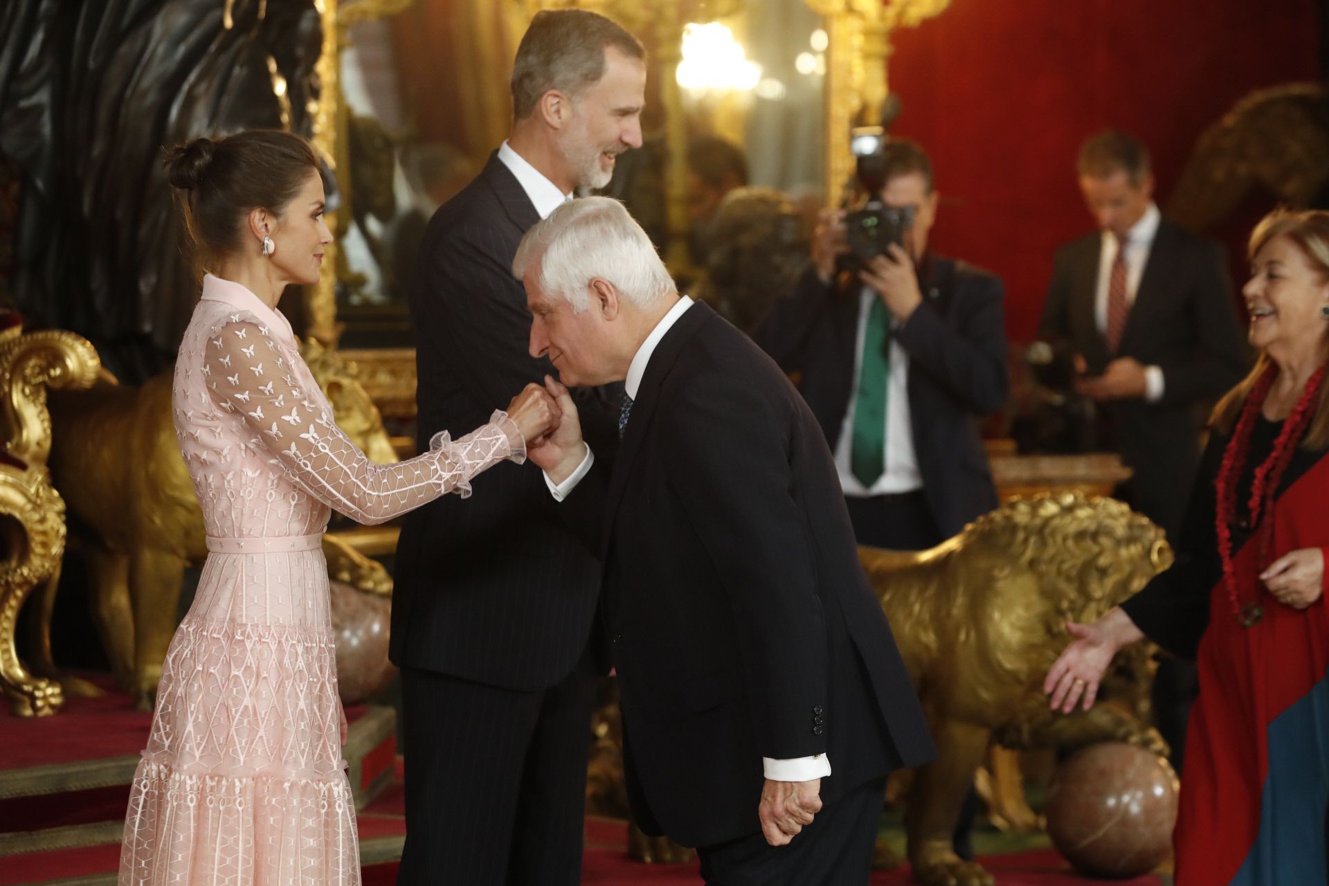 La reina Letizia junto al duque de Alba, Carlos Fitz James, en el besamanos del Día de la Hispanidad de 2019