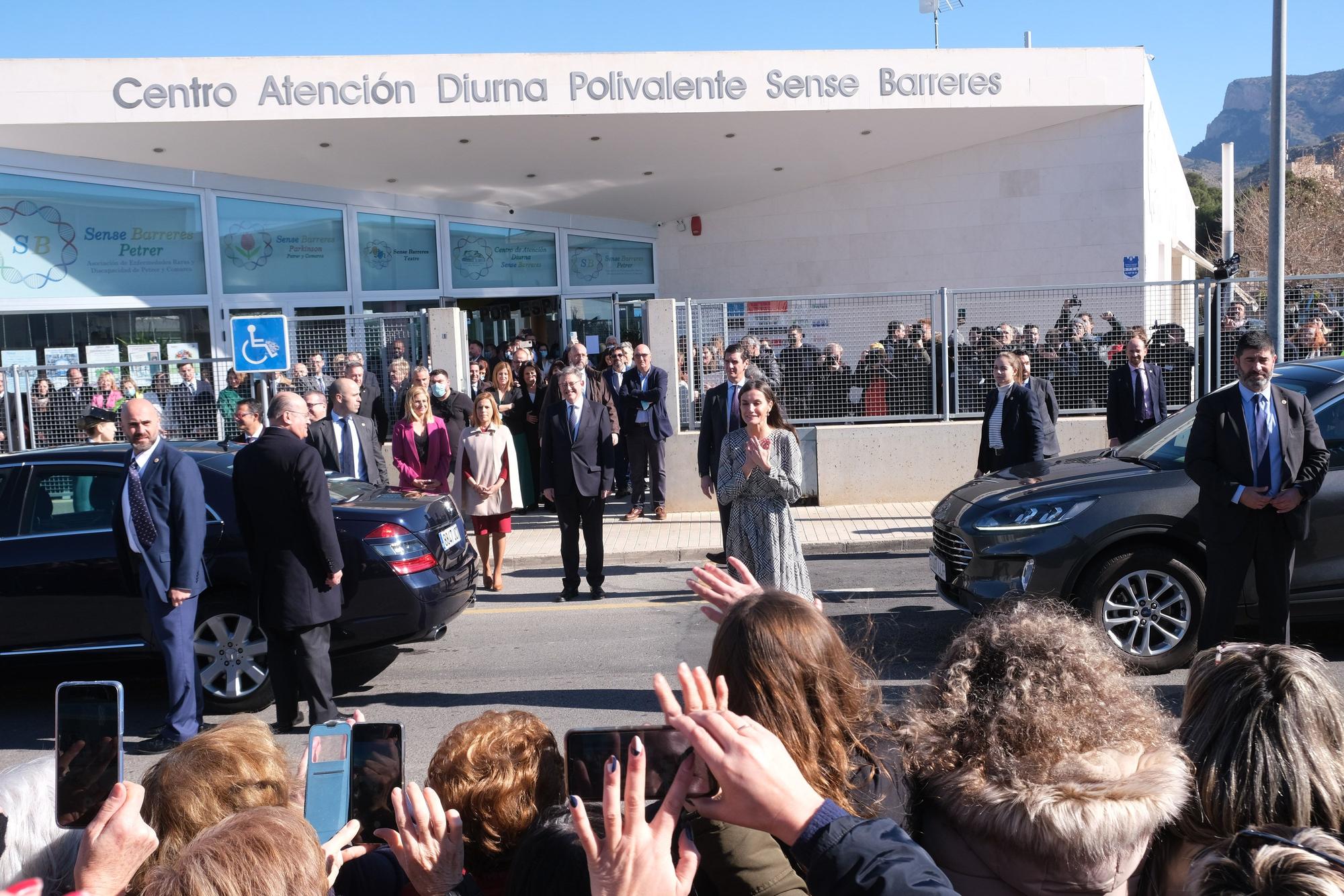 Recibimiento por todo lo alto y con gritos de "guapa" a la reina Letizia en Petrer