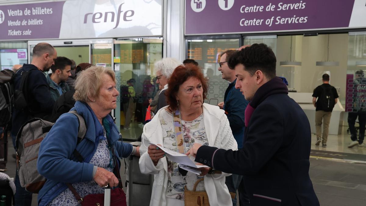 Desconcierto e inquietud en la estación Joaquín Sorolla, en València, hoy.
