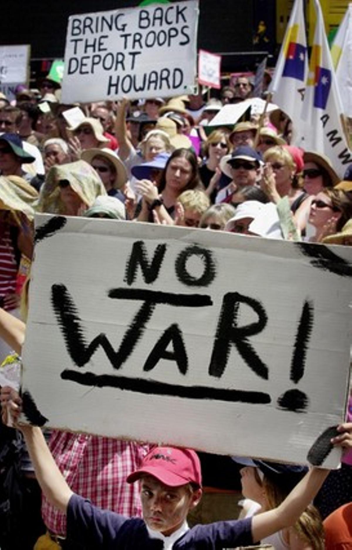Unas 100.000 personas protagonizaron la multitudinaria manifestación en la ciudad de Melbourne, en un país que apoyó firme y abiertamente la guerra en Irak. En la foto, un niño sostiene una pancarta -’¡No a la guerra!’- en la localidad de Perth.