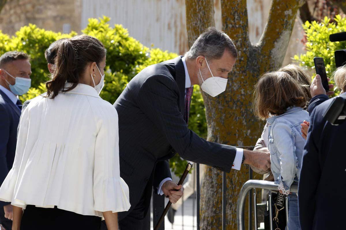 El rey Felipe VI habla con una niña en Zaragoza