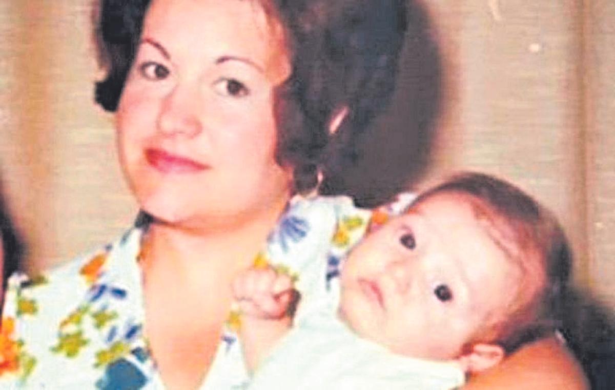 Mari Carmen Ibáñez con Sergio Caballero en brazos de bebé, imagen publicada hoy en el especial del Día de la Madre de Mediterráneo.