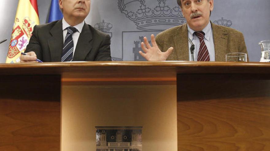 Els ministres Blanco i Gómez, ahir, en la roda de premsa posterior al Consell de Ministres.